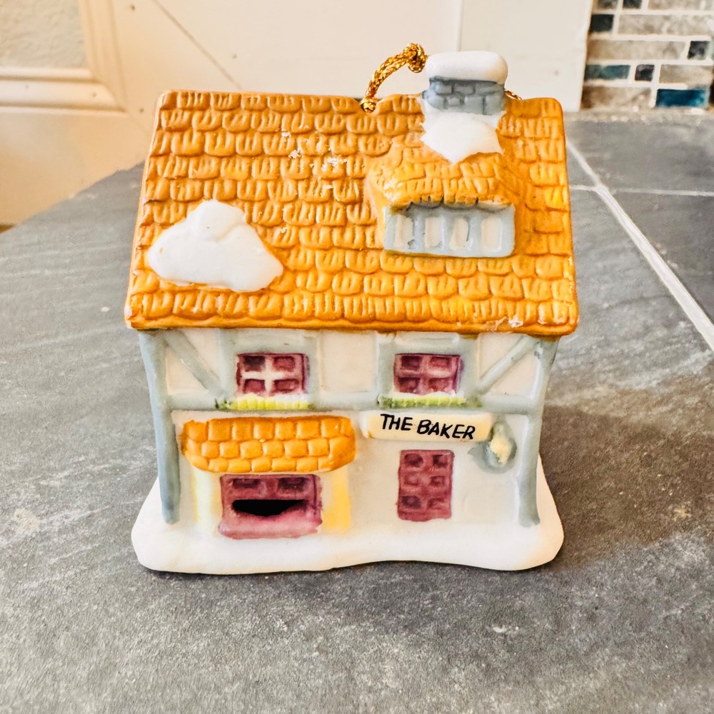 ** Reader's Digest 1991 The Baker Christmas Ornament‎ Village House Ceramic